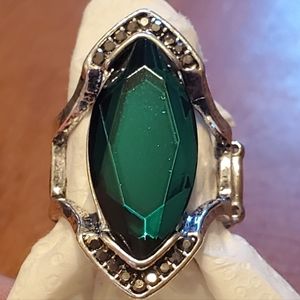 Paparazzi deep emerald gemstone silver ring, one size fits all.